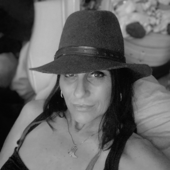 Meet your Posher, Kim - Picture 2 of 2